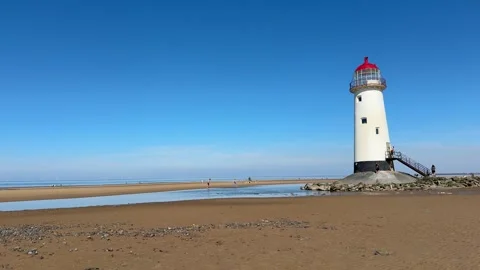 Point of Ayr Lighthouse on Talacre Beach 스톡 동영상 334266917