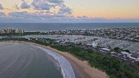 Point Cartwright and Mooloolaba Harbour aerial panorama at dusk, Sunshine C.. Stock Footage 333444762