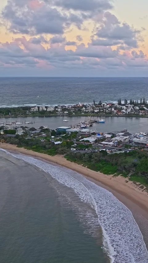 Point Cartwright and Mooloolaba Harbour aerial panorama at dusk, Sunshine C.. Video stock 334786000