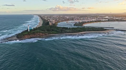 Point Cartwright Lighthouse and Mooloolah River aerial sunrise panorama, Su.. 스톡 동영상 333445708