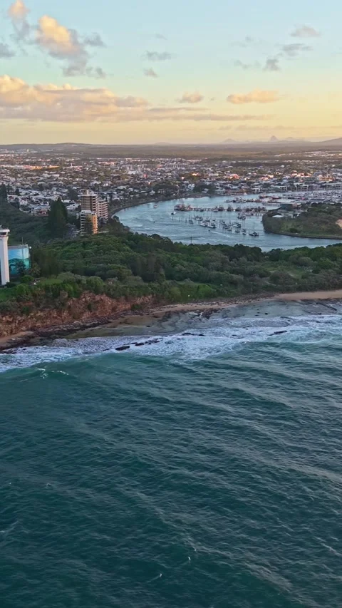 Point Cartwright Lighthouse and Mooloolah River aerial sunset panorama, Sun.. 스톡 동영상 334786296