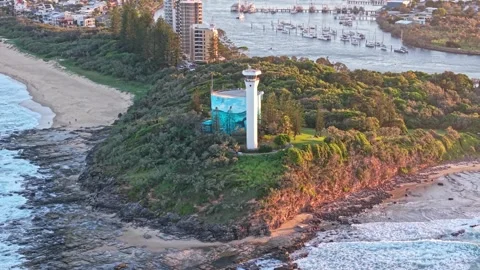 Point Cartwright Lighthouse on rocky headland aerial sunrise, Sunshine Coas.. 스톡 동영상 333445653