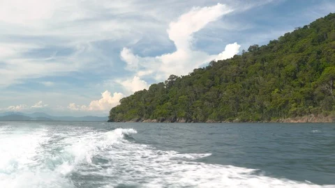 Point of view from the back of powerful speed boat in the indian ocean. Vidéo 101652355
