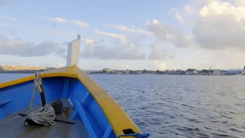 Point of view from the bow of a blue and yellow boat sailing toward the coast. Vídeo Stock 319210620