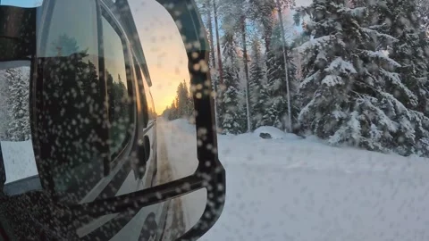 Point of view from camper van side mirror during winter road trip through s.. Vídeos de archivo 327004299