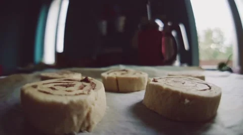 Point of view: cinnamon rolls being put into the hot oven. Slow Motion. Stockbeeldmateriaal 55313243