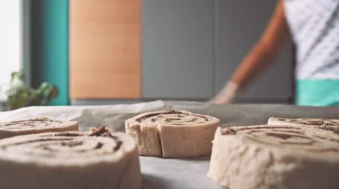 Point of view: cinnamon rolls being put into the hot oven. Home made bakery 4K. Vídeos de archivo 55313404