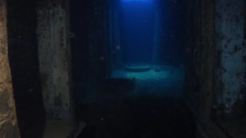 Point of view of a diver moving through the dark and rusty corridors of a sunken Vídeos de archivo 332000856