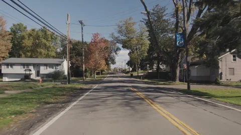 Point of view driving footage through a quiet residential suburban neighbor.. Vídeo Stock 334985291