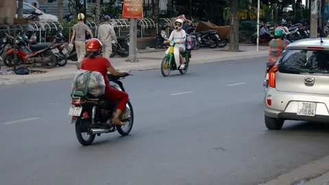 Point of view, the first perspective of a pedestrian who goes in a few people Stock Footage 105464760