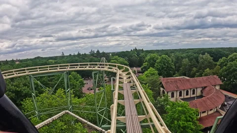 Point of view from the front seat of an exciting rollercoaster in the Efteling Video stock 337892222