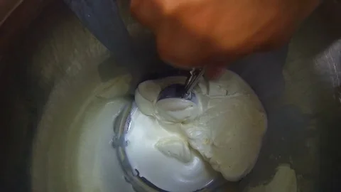 Point of view gopro, scooping ice cream Vídeos de archivo 76389677