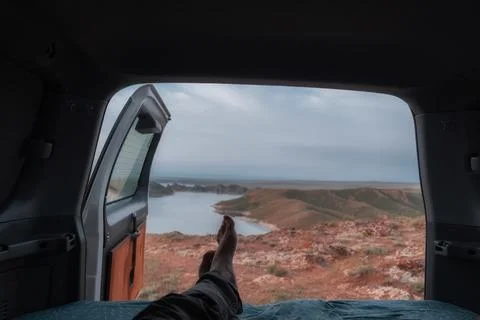 Point of view from inside a camper van looking out at Kurtinskoye Reservoir n Foto stock