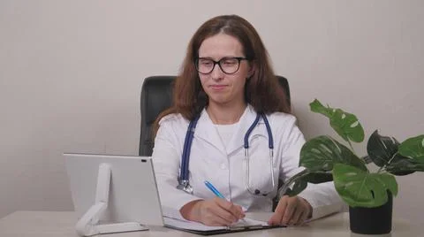 Point of View: Man Using Smartphone to Talk to His Doctor via Video Conference Stockfoto's