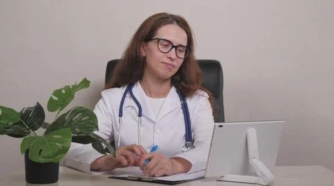 Point of View: Man Using Smartphone to Talk to His Doctor via Video Conference Stockfoto's