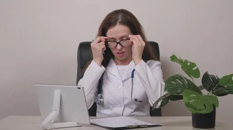 Point of View: Man Using Smartphone to Talk to His Doctor via Video Conference Stockfoto's
