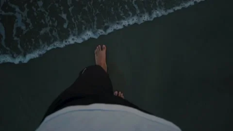 Point of view of a man walking on the beach Video stock 130408598