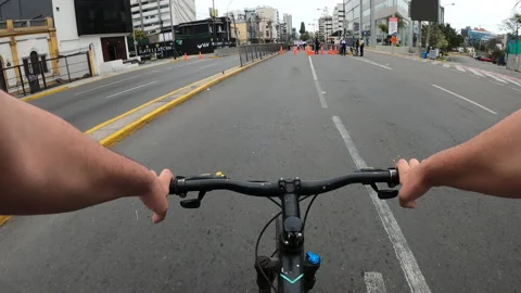 Point of view riding a bicycle along Arequipa avenue  Vidéo 141696028