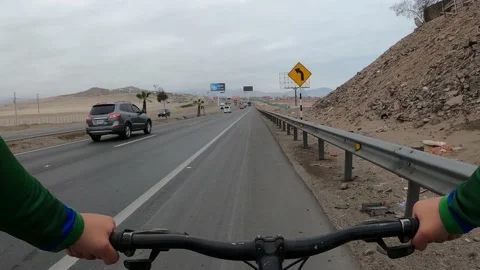  point of view riding a bicycle on a fast track. Vidéo 143389202