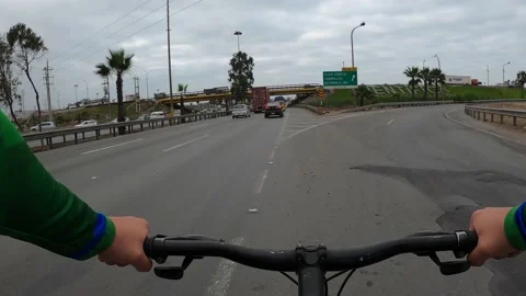 Point of view riding a bicycle on a fast track. Vídeos de archivo 143403131
