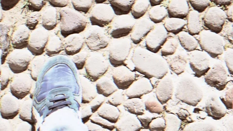 Point of view of shoes that walk on an ancient medieval paving of stones Vidéo 106635074