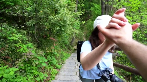 Point of view shot of a couple high fiving in Zhangjiajie National Forest Park 库存影片 336729393