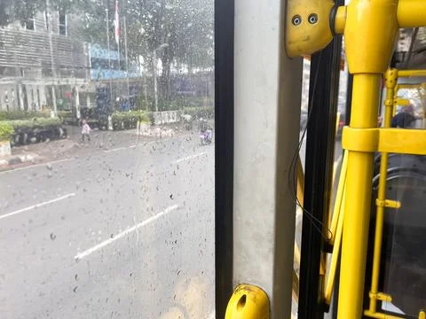 (point of view) shot from inside a public bus on a rainy day. Foto stock