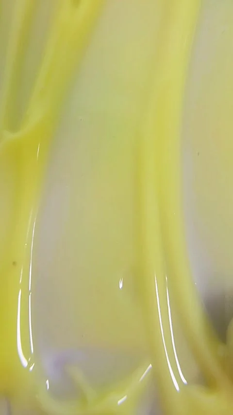 Point of view of stirring thick yellow cream using a metal tool inside a wh.. Vídeo Stock 346933070