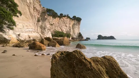 Point of view: Strolling down stingray bay's beach with white sandstone cliffs a Stock Footage 104588762
