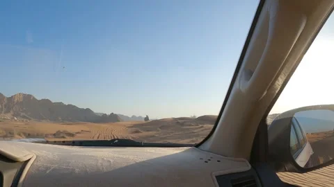 Point of view from SUV window driving through desert safari landscape Vidéo 329232606