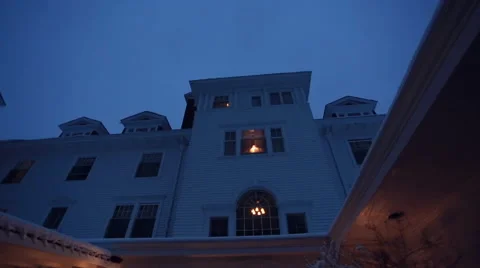 POINT OF VIEW - walking into the STANLEY HOTEL with SNOW Stockbeeldmateriaal 44521158