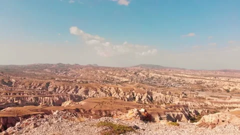 Point of view walking towards edge of rocky landscape above rose ; red valley 스톡 동영상 167335576