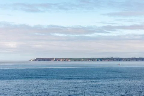 The Pointe du Raz, seen from Pointe du Millier near the village of Beuzec-C.. Stockfoto's