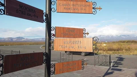 Pointer with cities on the background of the landscape. Video stock 121909871