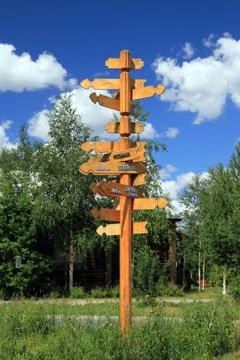 The pointer direction and distances in the city of Surgut of Khanty-Mansi Aut Fotos de archivo