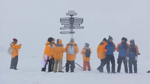 Pointer distances to nearest towns, photographing tourists. Stock Footage 71635524