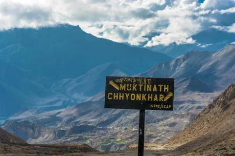 A pointer to a fork in the road in Muktinath and Chinchar, Nepal. Foto stock