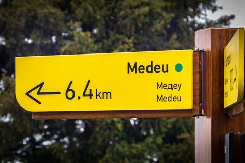 Pointer for tourists indicating directions to Medeu in the mountains of Almaty Stock Photos