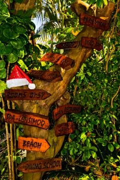 Pointers to the location of objects in the tropical hotel on island Ranveli, 스톡 사진