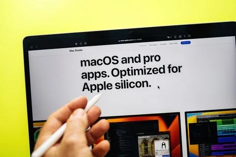 Pointing to MacOS and Pro Apps Optimized for Apple Silicon Foto stock