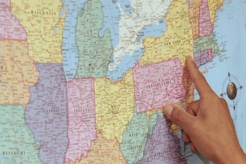 Pointing a Map 動画素材 777052