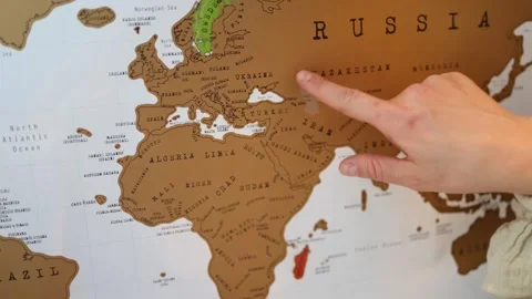 Pointing at Ukraine map Vidéo 338384497