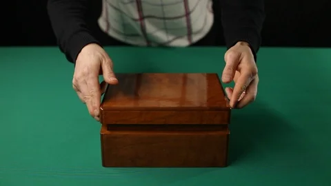 Poker box on table Vídeo Stock 89552076