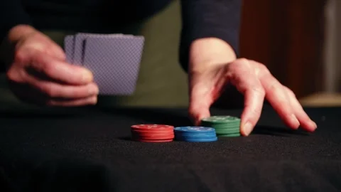 Poker player counting chips Видео 318906941
