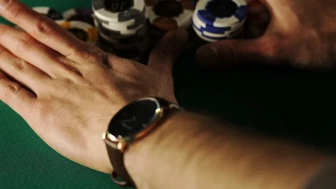 Poker player move his chips Vídeo Stock 89551613