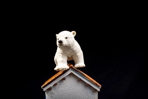 Polar bear model placed on a model house Foto stock