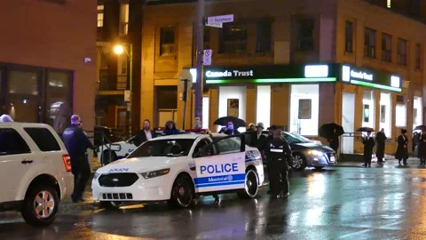 Polcice intervention at night with low lights Stock Footage 138651840