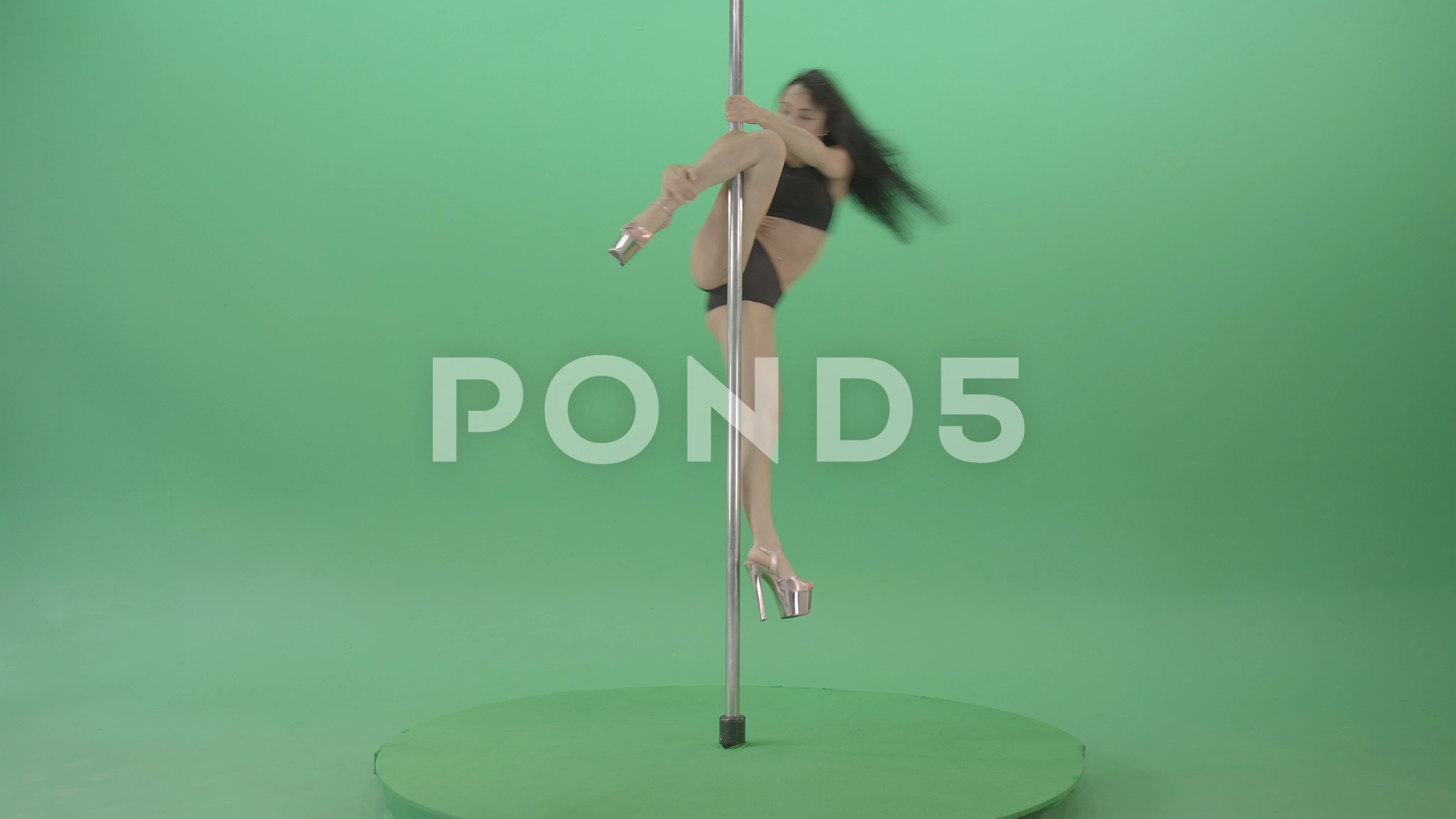 How much does a pole dancer make