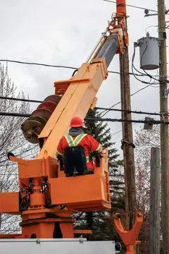 Pole Installation Drill Machine with Worker in Bucket Foto stock