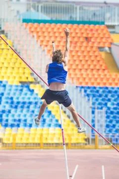Pole vault - an athletic man jumping over the bar Foto stock
